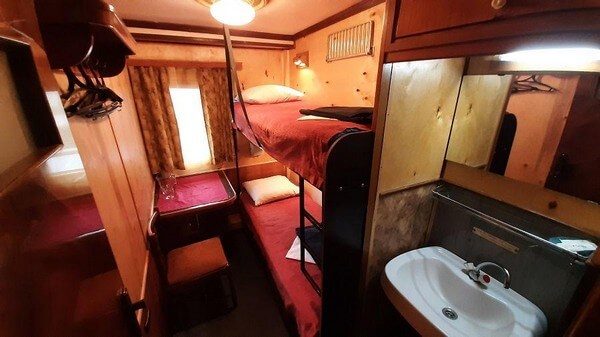 Каюта «2А» на теплоходе «Михаил Кутузов» — двухъярусные места и обзорное окно
