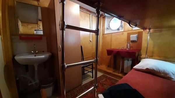 Каюта «3А» — столик, шкаф и зеркало