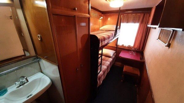 Каюта «2Б» на теплоходе «Михаил Кутузов» — четыре места в два яруса и обзорное окно
