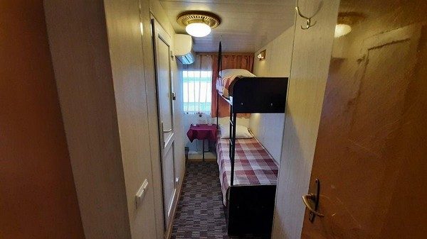 Двухъярусная каюта «Сигма» на теплоходе «Михаил Кутузов» — спальные места в два яруса