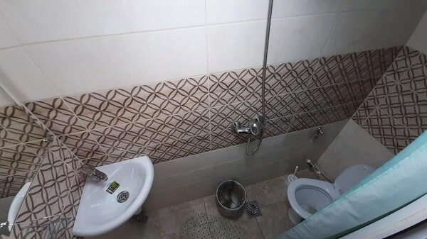 Двухъярусная каюта «Сигма» — собственный санузел с душем