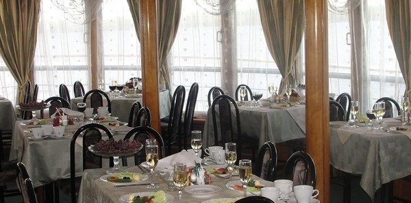 Ресторан на шлюпочной палубе — обеденный зал с панорамными окнами